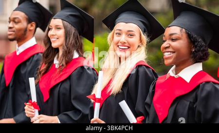 Bella signora bionda in piedi tra il gruppo internazionale di studenti Foto Stock