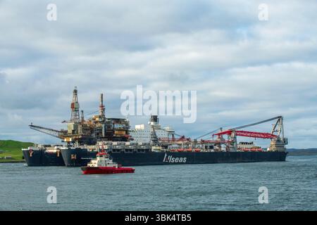 L'enorme e pionieristica nave Spirit arriva a Dales Voe nelle Shetland, consegnando la piattaforma nord di Ninian in cima per lo smantellamento, marchiando a m Foto Stock