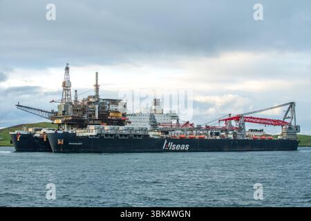 L'enorme e pionieristica nave Spirit arriva a Dales Voe nelle Shetland, consegnando la piattaforma nord di Ninian in cima per lo smantellamento, marchiando a m Foto Stock