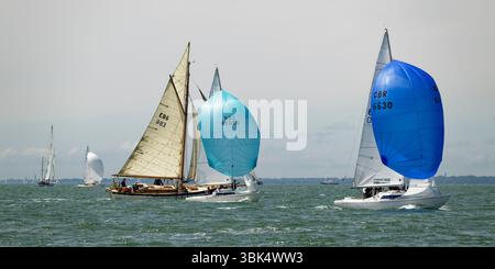 Una fantastica varietà di barche a vela ha partecipato alla Cowes Classic Week Regatta, tenutasi al largo delle coste dell'Isola di Wight, nell'Inghilterra meridionale Foto Stock
