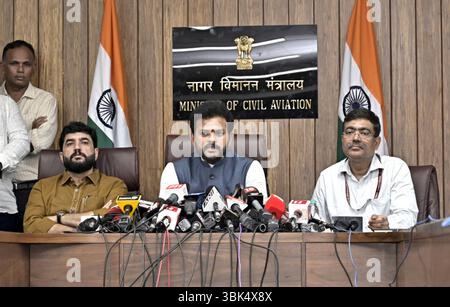 Nuova Delhi, India. 14 giugno 2025. Il ministro indiano dell'aviazione civile, Kinjarapu RAM Mohan Naidu, centro, fa commenti durante una conferenza stampa sul volo Air India Boeing 787 Dreamliner ai-171 schianto a Udan Bhawan, 14 giugno 2025 a nuova Delhi, India. L'aereo di linea Boeing 787 si schiantò in un dormitorio di una scuola medica poco dopo il decollo il 12 giugno uccidendo 241 passeggeri e membri dell'equipaggio e almeno 29 altri a terra. Crediti: Akshay Singhal/Press Information Bureau/Alamy Live News Foto Stock