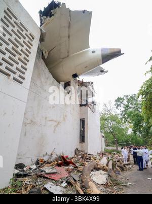 Ahmedabad, India. 13 giugno 2025. Il primo ministro indiano Narendra modi, a destra, visita il sito dell'incidente del volo Air India Boeing 787 Dreamliner ai-171, 13 giugno 2025 ad Ahmedabad, nello stato del Gujarat, India. L'aereo di linea Boeing 787 si schiantò in un dormitorio di una scuola medica poco dopo il decollo il 12 giugno uccidendo 241 passeggeri e membri dell'equipaggio e almeno 29 altri a terra. Credito: PIB/Ufficio informazioni stampa/Alamy Live News Foto Stock