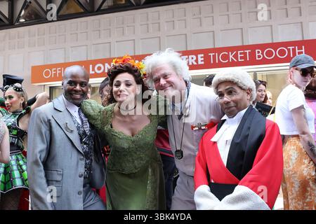 Londra, Regno Unito 18 giugno 2025. In vista del famoso West End Live su Trafalgar Square, 30 spettacoli del West End hanno mandato le stelle in costume per una cerimonia di taglio del nastro di fronte alla biglietteria del London Theatre riaperta a Leicester Square. Credito Monica Wells/Alamy Live News Foto Stock