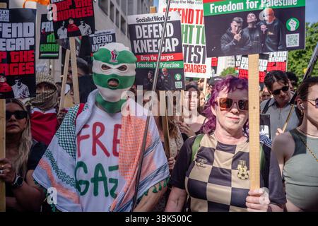 Londra, Regno Unito. 18 giugno 2025. 18 giugno 2025, Londra / Regno Unito. L’apparizione di Kneecap alla Corte dei magistrati di Westminster ha attirato un’enorme folla di sostenitori. Alamy Live News / Aubrey Fagon crediti: Aubrey Fagon/Alamy Live News Foto Stock