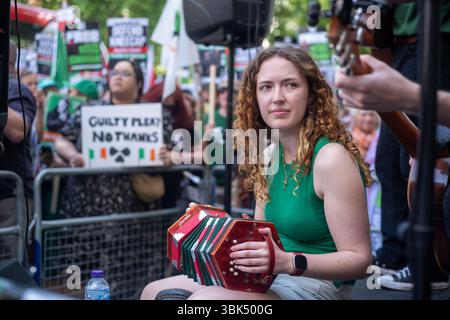 Londra, Regno Unito. 18 giugno 2025. 18 giugno 2025, Londra / Regno Unito. L’apparizione di Kneecap alla Corte dei magistrati di Westminster ha attirato un’enorme folla di sostenitori. Alamy Live News / Aubrey Fagon crediti: Aubrey Fagon/Alamy Live News Foto Stock