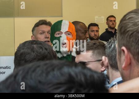Londra, Regno Unito. 18 giugno 2025. 18 giugno 2025, Londra / Regno Unito. L’apparizione di Kneecap alla Corte dei magistrati di Westminster ha attirato un’enorme folla di sostenitori. Alamy Live News / Aubrey Fagon crediti: Aubrey Fagon/Alamy Live News Foto Stock