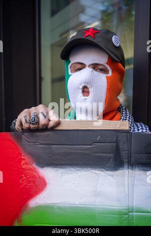 Londra, Regno Unito. 18 giugno 2025. 18 giugno 2025, Londra / Regno Unito. L’apparizione di Kneecap alla Corte dei magistrati di Westminster ha attirato un’enorme folla di sostenitori. Alamy Live News / Aubrey Fagon crediti: Aubrey Fagon/Alamy Live News Foto Stock