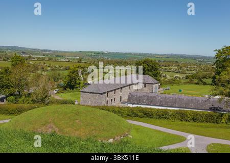 Bru Ba Boinne: Knowth, un complesso funerario neolitico che comprende una tomba gargantuana circondata da marciapiedi altamente decorati e diverse tombe più piccole Foto Stock