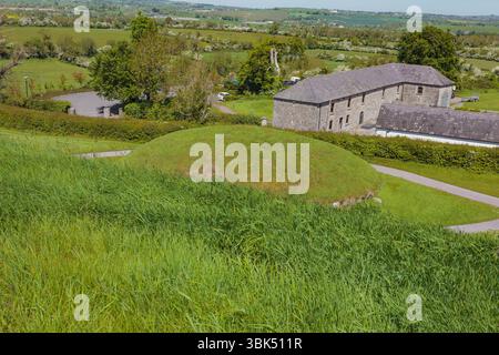 Bru Ba Boinne: Knowth, un complesso funerario neolitico che comprende una tomba gargantuana circondata da marciapiedi altamente decorati e diverse tombe più piccole Foto Stock
