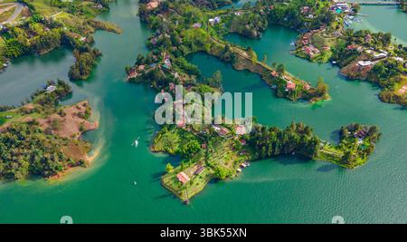 Splendida vista aerea delle lussureggianti isole verdi e delle acque turchesi di Guatape, Antioquia, che mostrano una splendida natura e paesaggi sereni. Foto Stock