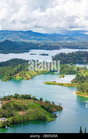 Splendida vista aerea del lago Guatape, circondato da lussureggianti vegetazione e colline, che mostra la bellezza naturale di Antioquia, Colombia. Foto Stock