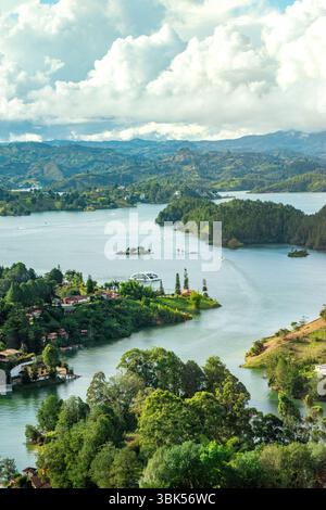 Splendida vista aerea del lago Guatape, circondato da vegetazione lussureggiante e case colorate, che mettono in risalto gli splendidi paesaggi della Colombia. Foto Stock