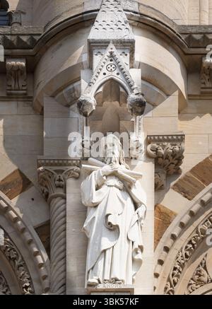 Sant'Andrea, santo patrono di Scozia, statua sul muro esterno della Guildhall, Northampton, Inghilterra. Foto Stock