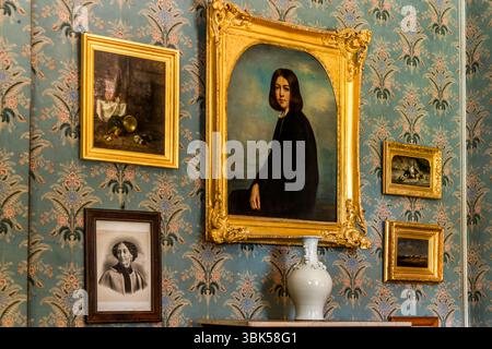 Salone della George Sand House a Nohant con ritratti di George Sand e della sua famiglia, qui è mostrato un grande ritratto di George Sand come giovane donna. Place Sainte Anne, Nohant-Vic, Centre-Val de Loire, Francia Foto Stock