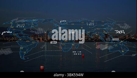 La visualizzazione della mappa digitale del mondo si sovrappone allo skyline della città sul lungomare, con icone e boe Foto Stock