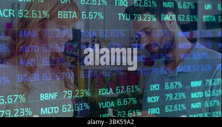 Analisi delle tendenze delle scorte due colleghi analizzano la sovrapposizione di ticker fluttuanti in ufficio, con smartphone Foto Stock