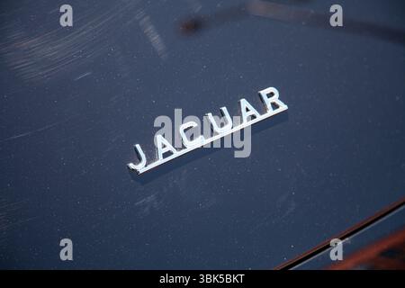 Vilnius, Lituania - 31-05-2025 - Logo cromato di una Jaguar vintage sul cofano del bagagliaio Foto Stock