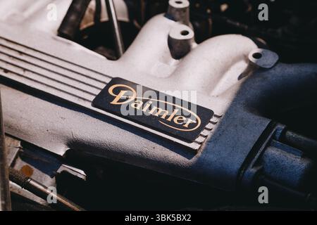 Vilnius, Lituania - 31-05-2025 - Logo Daimler d'epoca sul motore sotto il cofano Foto Stock