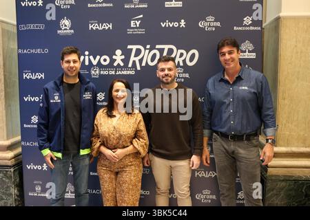 Rio De Janeiro, Brasile. 18 giugno 2025. Leonardo Picianni, Segretario dello Sport per lo Stato di Rio de Janeiro (L), Lucimar Vidal, sindaco di Saquarema (C), Ivan Martinho, presidente di WSL America Latina (R), durante la Conferenza stampa VIVO RIO PRO 2025 Saquarema, tappa del campionato mondiale di surf WSL tenutosi presso il Centro culturale Banco do Brasil di Rio de Janeiro, RJ. Crediti: Luiz Gomes/FotoArena/Alamy Live News Foto Stock