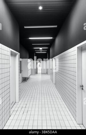 Black and White empty corridor angle shot Foto Stock