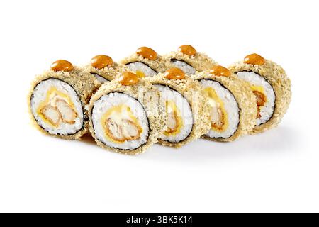 Sushi caldo tempura con ripieno di pollo e formaggio su sfondo bianco Foto Stock