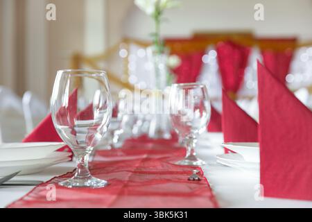 Ampia sala da pranzo con tavoli impostare closeup Foto Stock