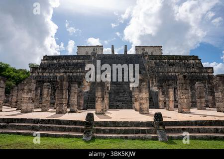 Tempio dei Guerrieri grande tempio in pietra con file di colonne e intricate incisioni in Messico, penisola dello Yucatan, Chichen Itza. Foto Stock