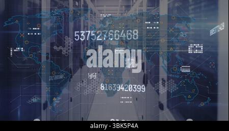 Proiettando la sovrapposizione della mappa mondiale digitale sulla corsia del data center, con rack per server e griglie esagonali Foto Stock