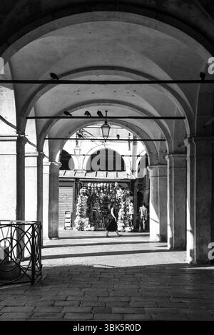 B&W. Porch in Campo San Giacomo, a few steps from the Rialto Bridge, with Ruga dei Oresi street in the background, San Polo district, Venice, Italy Foto Stock