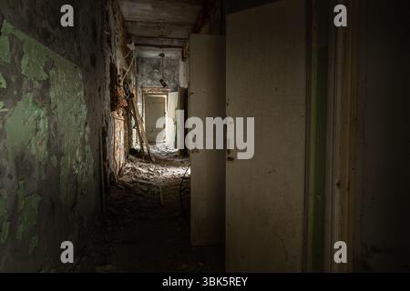 Abbandonato il corridoio in Pripjat Hospital, Chernobyl Zona di esclusione 2019 angolazione Foto Stock