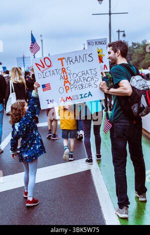 Padre e figlia detengono un cartello di protesta anti-Trump al raduno dei No Kings a Philadelphia, Pennsylvania, il 14 giugno 2025. Foto Stock