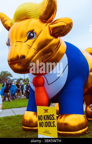 Vitello gonfiabile dorato a somiglianza di Donald Trump con l'iscrizione "No Kings. No Idols' durante il rally a Philadelphia, Pennsylvania, il 14 giugno. 2025 Foto Stock