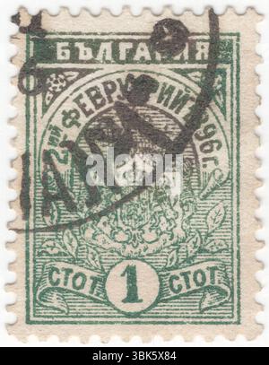 BULGARIA — 1896 febbraio 2: 1 stotinka francobollo blu-verde raffigurante lo stemma. Conversione del principe Boris dal cattolicesimo romano al cristianesimo ortodosso orientale. Nel febbraio 1896, suo padre aprì la strada alla riconciliazione di Bulgaria e Russia con la conversione del principe Boris dal cattolicesimo romano al cristianesimo ortodosso orientale, una mossa che guadagnò a Ferdinando la frustrazione di sua moglie, l'animosità dei suoi parenti cattolici austriaci (in particolare suo zio Francesco Giuseppe i d'Austria) e la scomunica dalla Chiesa cattolica Foto Stock