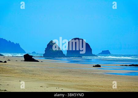 Cannon Beach, Oregon, sulla costa del Pacifico, con fienili USA USA. Creato nel 05.20.25 Foto Stock