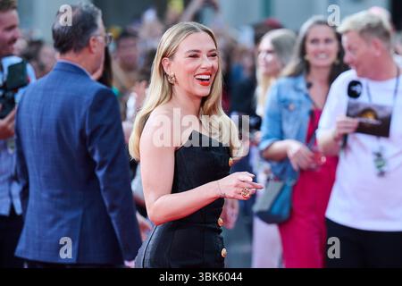 Berlino, Germania. 18 giugno 2025. Scarlett Johansson partecipa alla prima tedesca del film "Jurassic World: Rebirth" allo Zoo Palast. Credito: Annette Riedl/dpa/Alamy Live News Foto Stock
