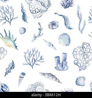 Motivo ad acquerello senza cuciture con conchiglie e coralli su sfondo bianco. Ideale per design costieri, marini e legati alla spiaggia. Perfetto per te Foto Stock