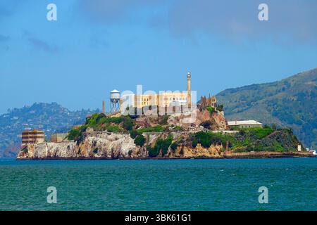 Penitenziario degli Stati Uniti, Alcatraz Island, conosciuta anche semplicemente come Alcatraz o The Rock, prigione federale di massima sicurezza sull'isola di Alcatraz, 1,25 km circa Foto Stock