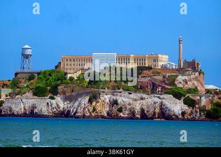 Penitenziario degli Stati Uniti, Alcatraz Island, conosciuta anche semplicemente come Alcatraz o The Rock, prigione federale di massima sicurezza sull'isola di Alcatraz, 1,25 km circa Foto Stock
