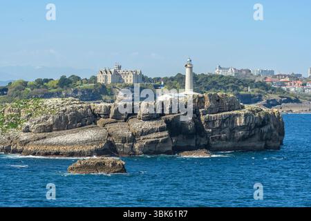 Vista di Santander dal traghetto con Faro de la Isla de Mouro in primo piano. Santander, Cantabria, Spagna. Foto Stock