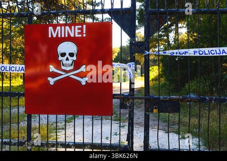 Attenzione di mine segno sul territorio chiuso closeup photo Foto Stock