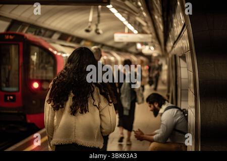 LONDRA - 22 MAGGIO 2025: Scena della Victoria Line della metropolitana di Londra con passeggeri sulla piattaforma Foto Stock