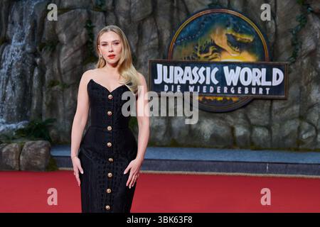 Berlino, Germania. 18 giugno 2025. Scarlett Johansson partecipa alla prima tedesca del film "Jurassic World: Rebirth" allo Zoo Palast. Credito: Annette Riedl/dpa/Alamy Live News Foto Stock