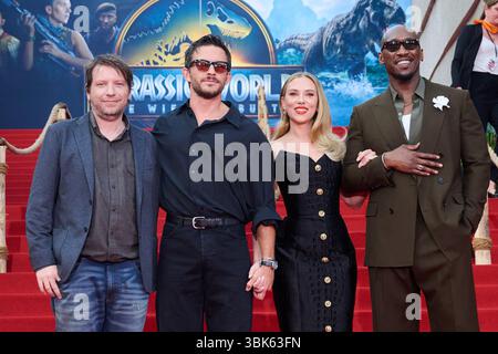 Berlino, Germania. 18 giugno 2025. Gareth Edwards (l-r), il regista Jonathan Bailey, Scarlett Johansson e Mahershala Ali partecipano alla prima tedesca del film "Jurassic World: Rebirth" allo Zoo Palast. Credito: Annette Riedl/dpa/Alamy Live News Foto Stock