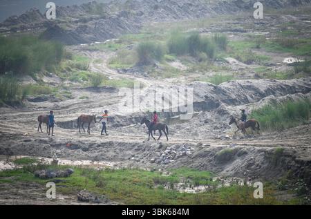 Nuova Delhi, India. 18 giugno 2025. NUOVA DELHI, INDIA - 18 GIUGNO: I lavoratori hanno visto creare Canal Bunds per prepararsi alle inondazioni nel fiume Yamuna davanti a Monsoon vicino a Shastri Park il 18 giugno 2025 a nuova Delhi, India. Il Dipartimento di controllo dell'irrigazione e delle inondazioni del governo di Delhi ha iniziato a costruire nuovi terreni, ripulendo limo e detriti per assicurarsi che non si ripeta una storica inondazione di due anni fa. (Foto di Sanchit Khanna/Hindustan Times/Sipa USA) credito: SIPA USA/Alamy Live News Foto Stock