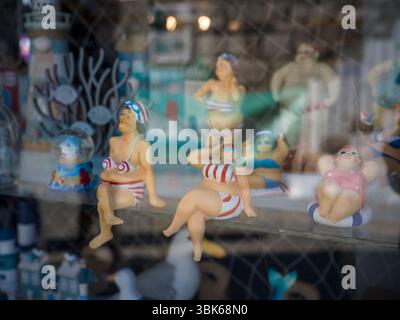 Giocattoli per il bagno nella vetrina di St Ives Penwith Cornwall Foto Stock