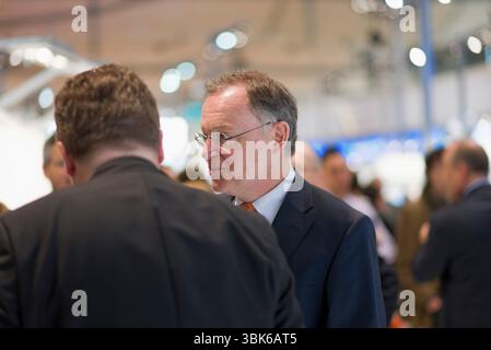 Il Ministro Presidente Stephan Weil alla Fiera di Hannover Foto Stock