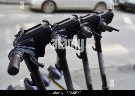Scooter elettrici a noleggio . Background del servizio di noleggio del veicolo. Scooter elettrici per il trasporto Foto Stock