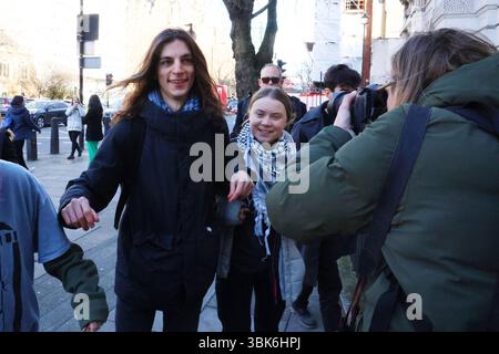 Greta Thunberg LONDRA, REGNO UNITO - 1 FEBBRAIO 2024: L'attivista svedese per il clima Greta Thunberg lascia la corte dei magistrati di Westminster per una pausa pranzo il primo giorno del suo processo con accuse di reati di ordine pubblico dopo una protesta contro il cambiamento climatico l'anno scorso a Londra, Regno Unito, il 1° febbraio 2024. Greta Thunberg è stata arrestata nell'ottobre dello scorso anno in occasione di una protesta contro l'Energy Intelligence Forum, un'importante conferenza dell'industria petrolifera e del gas, e successivamente accusata insieme ad altri quattro attivisti di reati di ordine pubblico per il presunto rifiuto di lasciare l'autostrada e di continuare la loro dimostrazione Foto Stock