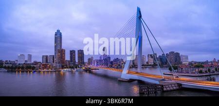 Vista panoramica del ponte Erasmus Erasmusbrug a Rotterdam . Skyline del quartiere finanziario degli affari. Foto Stock