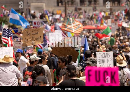 Los Angeles, California, USA - 14 giugno 2025: La gente si riunisce per protestare contro le azioni del presidente Trump durante il movimento nazionale No Kings. Foto Stock